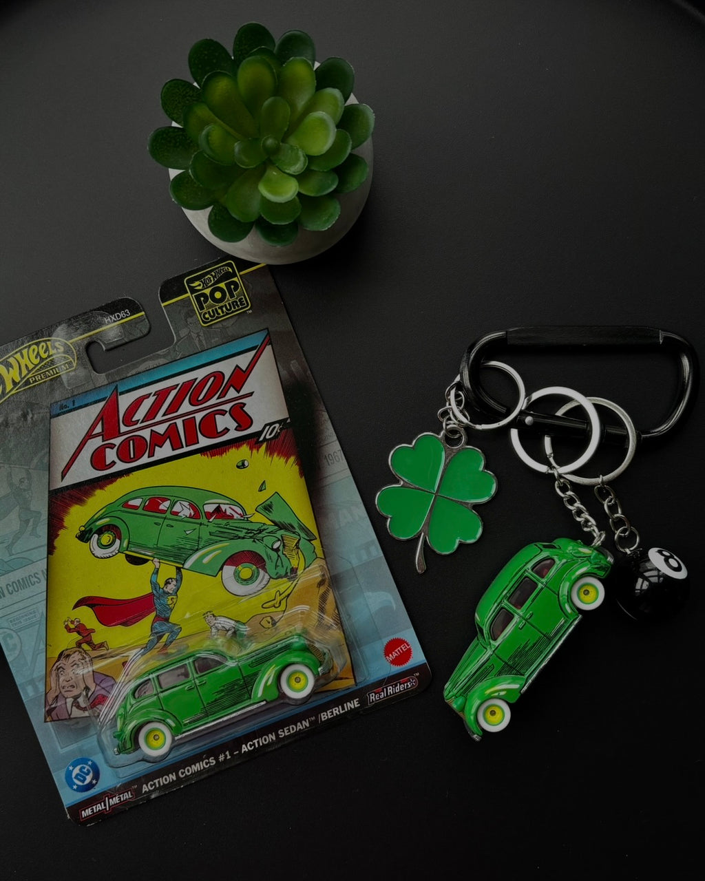 Hot Wheels Premium keychain Action Comics